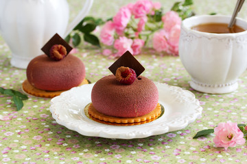 Chocolate raspberry cake with tonka beans in chocolate velor.