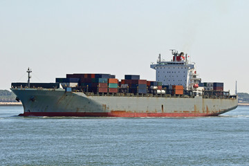 Containerschiff verlässt Rotterdam