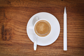 Kaffeetasse und Kugelschreiber