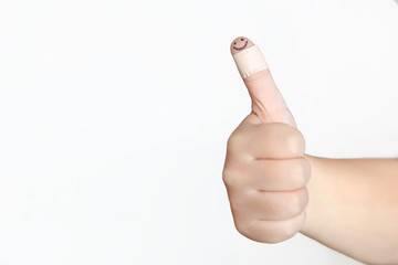 Finger mit Pflaster und aufgemalten Smiley