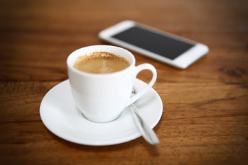 Kaffeetasse und Smartphone