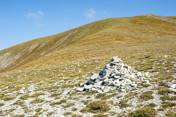 Piramide di pietra lungo le pendici di una montagna