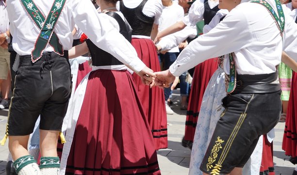 Stramme Wadeln und fesche Dirndl