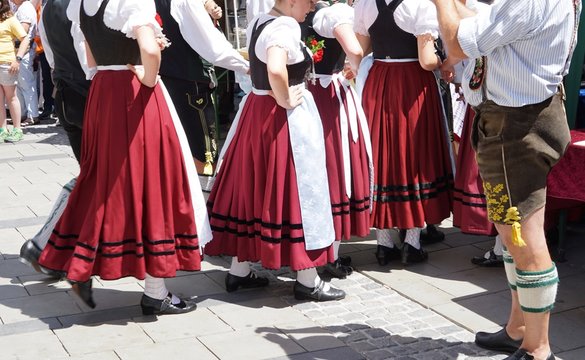 Stramme Wadeln und fesche Dirndl