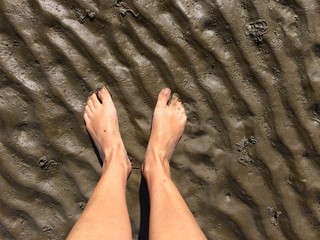 Füsse im Watt der Nordsee bei Ebbe