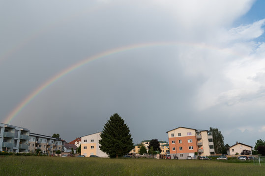 sch&ouml;ner Regenbogen am Land