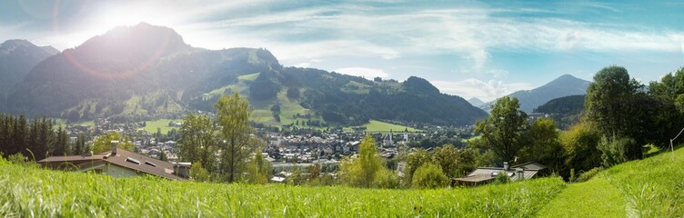 Fototapeta na wymiar Panorama Blick auf die Stadt Kitzbühel, Tirol, Österreich