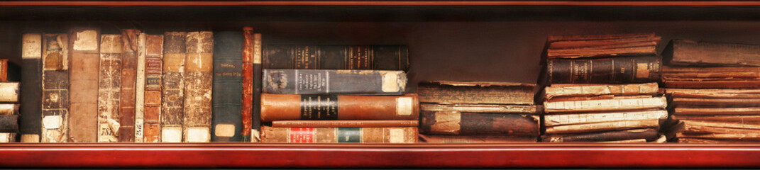 Alte Bücher im Bücherregal