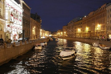Naklejka premium watercourse of St. Petersburg town in the night between buildings