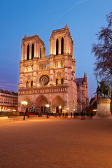 Fototapeta na wymiar Notre Dame de Paris au crépuscule 