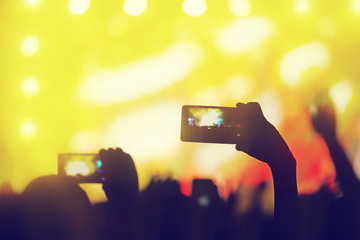 Filmen mit Smartphone bei einem Konzert