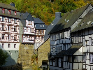 H&auml;userzeile am Laufenbach in Monschau mit Wasserrad der historischen Senfm&uuml;hle, HDR