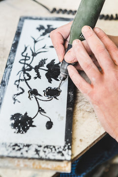 Floral Decorations on Slate Stone Using an Electric Engraver