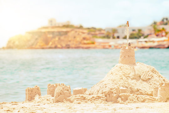 Sch&ouml;ne Burg aus Sand - Urlaub Konzept