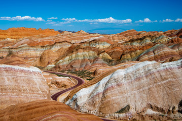 Krajobraz górski.Droga w Górach tęczowych  Zhangye Danxia w Chinach  © Jarosław  Żak