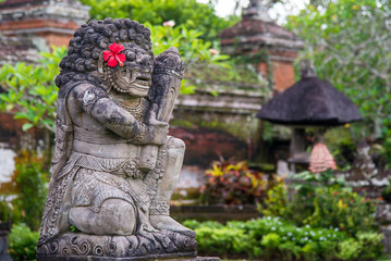 Kamienna rzeźba  w hinduistycznej świątyni na Bali w Indonezji © Jarosław  Żak