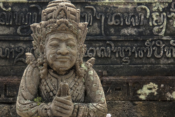 Kamienna rzeźba  w hinduistycznej świątyni na Bali w Indonezji © Jarosław  Żak