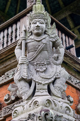 Kamienna rzeźba  w hinduistycznej świątyni na Bali w Indonezji © Jarosław  Żak
