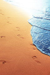 Fußspuren im Sand am Strand