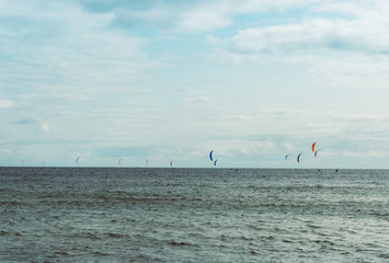 Kitesurfer auf dem offenen Meer