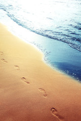 Fototapeta na wymiar Fußspuren im Sand am Strand