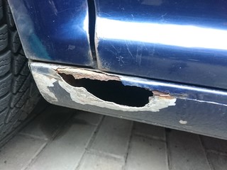 Dziura w progu samochodu