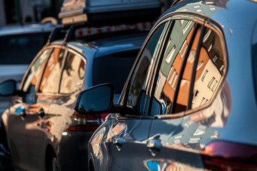 Spiegelung an den Autos