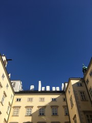 Obraz premium Yellow exterior contrasts blue sky