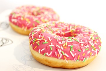 Obraz na płótnie Canvas Delicious pink donuts