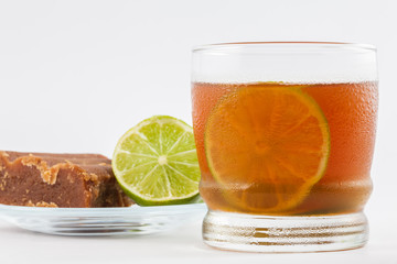 Cold sugarcane-water (aguapanela) with lemon