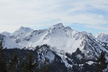 Fototapeta na wymiar Sentiers enneigés, Jungholz - Autriche
