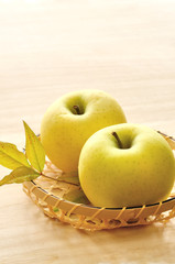  籠に盛った林檎