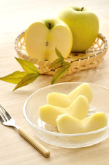  籠に盛った林檎とカットした林檎
