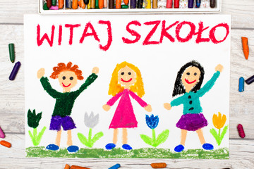 Kolorowy rysunek przedstawiający napis WITAJ SZKOŁO oraz  cieszące się dzieci. Powrót do szkoły