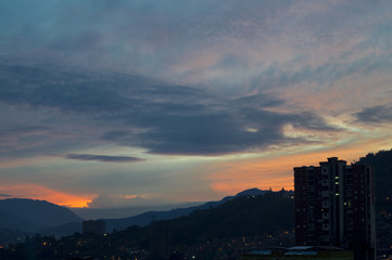 Fototapeta premium Amanecer en Medellin al Norte
