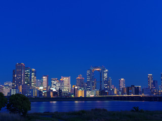 Fototapeta na wymiar 梅田の高層ビル群と淀川の夜景
