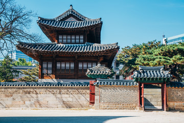 Obraz premium Korean traditional architecture at Deoksugung Palace in Seoul, Korea