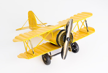 Vintage Yellow Metal Spielzeugflugzeug auf weißem Hintergrund
