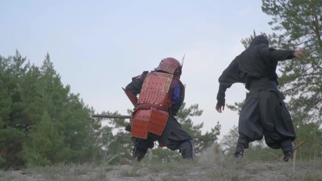 A jealous samurai repels a geisha and kills a ninja with a blow to the katana in the chest, slow motion