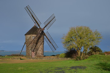 Fototapeta na wymiar Moulin à vent de Craca, Plouezec, côtes d'Armor, Bretagne, France