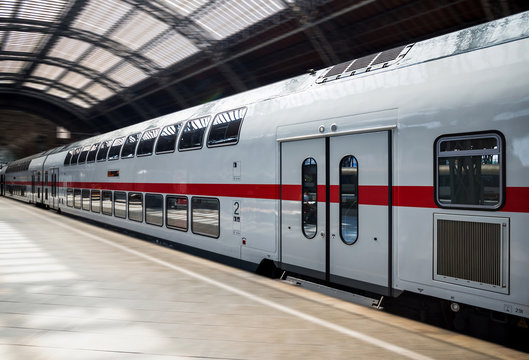 Regionalbahn im Bahnhof