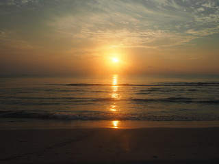 Fototapeta na wymiar A sun ocean hunhin thailand