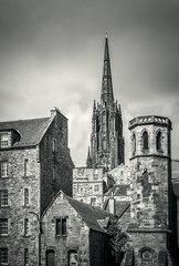 Fototapeta premium view across buildings in Edinburgh in black and white