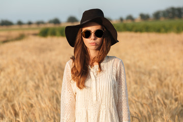 Obraz premium Amazing young woman wearing sunglasses