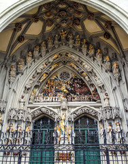 Obraz premium the remarkable sculpture, the Last Judgment, carved over the main entrance of St. Vincent Cathedral (Munster Kirche) at Munsterplatz, Berne, Switzerland