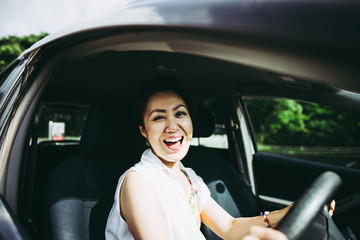 車の運転をしている女性