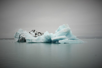Islande, icebergs éperonnant de Jokulsarlon