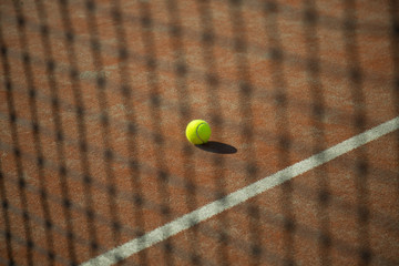 pallina da tennis sotto rete