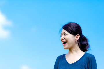 青空背景 女性