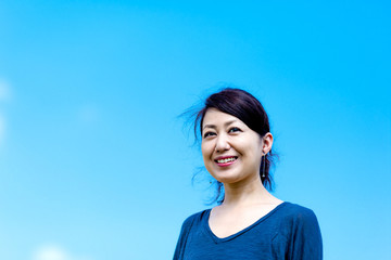 青空背景 女性